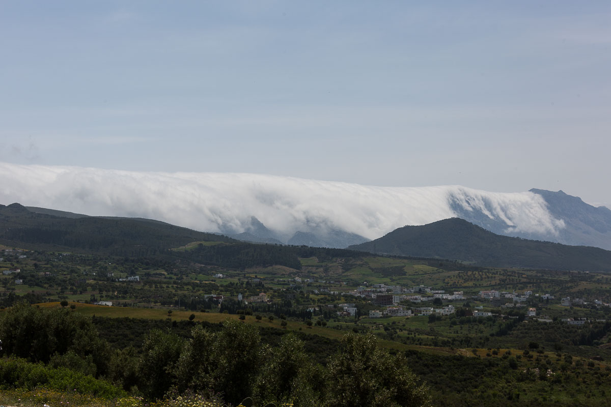 Imposant zu beobachten, wie die Wolken über die Berge des Rifgebirges hinunterstürzen